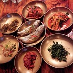 韓国家庭料理 青鶴洞 - パンチャン。真ん中はイシモチ