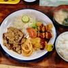 三平 - 生姜焼きとチキンカツの『盛合わせ』定食です。（2025.4 byジプシーくん）