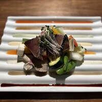飛騨牛グリルばくろ - 初鰹のタタキ ガーデンサラダ