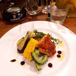 カフェ エ バール ドゥー - 〔日替〕香草美水鶏のハーブ焼き。夏野菜を添えて