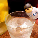 カフェ エ バール ドゥー - 麦焼酎「二階堂」をロックで。綺麗なジャイアンが覗き込むのも構わず、ゴクゴクと口へ