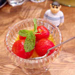 カフェ エ バール ドゥー - 今日のお通しは、プチトマトのハニーマリネ。これ、本当に甘いんです！