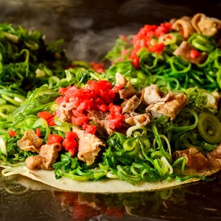 にぎやかに語らい、笑い、食べて飲んで――。