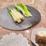 ワインビストロ・プリュム - オオバキボウシの若芽(天然うるい)とあまどろこ(山のアスパラ)