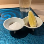 新宿 天麩羅 鮨 きた川 - 天ぷらにはお好みで塩やレモンを