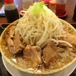 ジャンキーモンキーJr. - ラーメン大 780円 + 肉まし (2枚) 150円 合計930円 (野菜・背脂マシマシ : 無料)