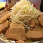 ジャンキーモンキーJr. - 肉ましラーメン 830円 + 肉まし (2枚) 150円 + 麺まし 100円 合計1080円 (野菜・背脂マシマシ : 無料)
