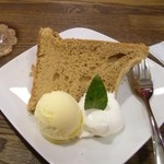 岩田焙煎珈琲 - シフォンケーキ　アイスクリーム添え