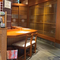 豚捨 KITTE丸の内店 - カウンター席もあります。