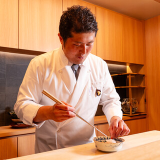 木目を基調としたカウンター席でワンランク上の食体験を