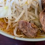 ラーメン 大高山 - 火山　太麺野菜ふつう背油マシにんにく入り辛さ激辛