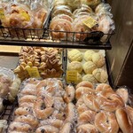 バックシュトゥーベ ツオップ - 店内右奥:メロンパン・ベーグルとか