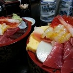 寿司富 - チラシ（手前大盛、奥並盛）