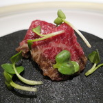 エクアトゥール - アミューズ：軽く燻製した馬肉のマリネ