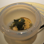 エクアトゥール - アミューズ：黒あわびと天然じゅんさい、雲丹ソースの海苔チップ