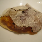 エクアトゥール - 前菜：コンソメで火入れしたフォアグラとグレープフルーツのコンフィとコンソメ・ジュレ