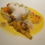 エクアトゥール - 前菜：蟹のラビオリと北寄貝、浅利、平貝、オマール海老の軽いナージュ仕立て