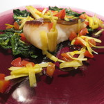 エクアトゥール - 魚：マナガツオと鱧の直火焼き、黄ニラとトマトのソース