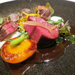 エクアトゥール - 肉：北海道白糠産夏鹿のロティ、黒胡椒とベリーのソース