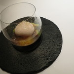 エクアトゥール - デザート：ヴェルベーヌでコンポートした桃と佐渡島いちじくキング、桃の炭酸ムースとグァバ・ソルベ