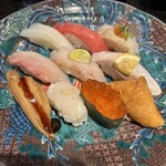 金沢まいもん寿司 - 舞紋ランチ（北陸あおりいか、中とろ、能登ふぐ、真鯛、のど黒、しろえび、いくら、穴子、いなり日替わり白身、茶碗蒸し、汁物）＋まぐろ＋しらす軍艦
2580円＋390円＋390円