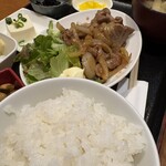 居酒屋ゆうゆう - 生姜焼き定食@880円　メインに小鉢5品とご飯に味噌汁でこの値段はリーズナブル。味はしっかり目で体を動かす若い人向け。