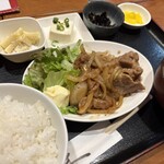 居酒屋ゆうゆう - 生姜焼き定食@880円　メインに小鉢5品とご飯に味噌汁でこの値段はリーズナブル。味はしっかり目で体を動かす若い人向け。