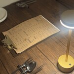 Cafe&Bistro For Yu - ディナーではスタンドライトを置いて大人な雰囲気に