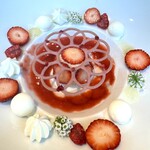 ラ・フェット ひらまつ - フレッシュイチゴとクーリー＜＜フレジェ・スタイル＞＞ラズベリーのチュイール
      レモンのメレンゲと練乳のアイスクリーム ベルガモットのアクセント