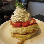 Urth Caffé - ストロベリー パンケーキ　