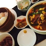 中国料理 翡翠宮 - 久しぶりの翡翠宮にてランチ。スープセットで牛スネ肉とトマトの辛味スープと点心。夏バテ対策バッチリです★
