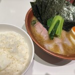 家系ラーメン 革新家 TOKYO - 