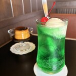 喫茶 ニト - 『プリン¥400』
      『クリームソーダ¥800』