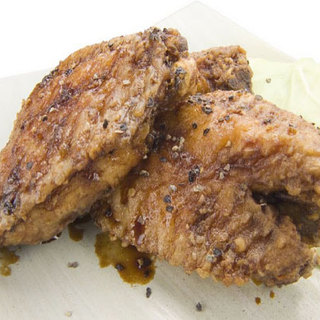 秘伝のたれが決め手！【名物手羽先】