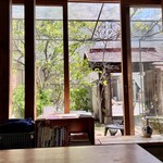 Chanoma - 店内から外を眺める