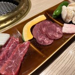 肉の割烹 田村 - 道産牛ランチ(左:牛カルビ　中:牛タン　右:牛ホルモン)