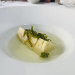 ウシマル - ① アミューズ-1【記載無し】
      　★ 孟宗筍の炭火焼き、真鰯のスープ、青海苔のせ