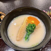 京懐石 美濃吉 竹茂楼 ホテルグランヴィア京都店 - 椀物　白味噌仕立て　鯛白子あられ揚げ