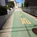 味楽 - 禿坂から上る坂は丸型滑り止めが打たれた勾配。