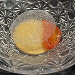 蒼菓 - 『デセール①』
      
      上から、
      ・オパリーヌ（＝極薄の飴細工）
      ・トマトのコンポート
      ・トマトのクリアシート
      ・三浦農園様の泉州黄玉葱のムー