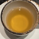 蒼菓 - 『お口直し』
      
      ・雪室で三年間熟成させたキタアカリのコンソメ
      
      藤原将志様が研いだ包丁で峯村シェフが調理。
      白神山地の超軟水とお塩だけで、ジャガイモ1kgから300ccのコンソメを抽出。