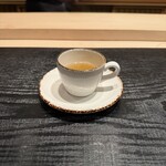 蒼菓 - 『お口直し』
      
      ・雪室で三年間熟成させたキタアカリのコンソメ
      
      藤原将志様が研いだ包丁で峯村シェフが調理。
      白神山地の超軟水とお塩だけで、ジャガイモ1kgから300ccのコンソメを抽出。