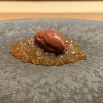 蒼菓 - 『デセール⑥』
      
      ・発酵・ローストしたカカオと白神山地の超軟水のガナッシュ
      ・フレッシュの沖縄カカオの果肉のジュレ（ハスクの香りもつけて）