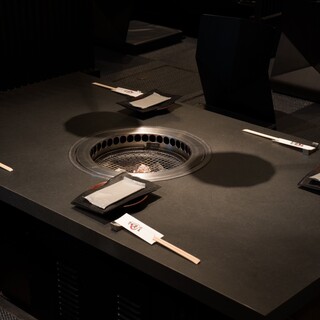 黒・赤を基調としたおしゃれで落ち着いた店内♪