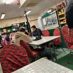 アルムスタファーマスジド - 18時前になるとほぼ満席