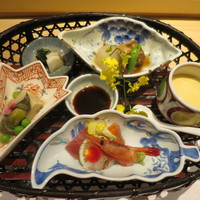割烹 きさら - お造りなどが籠に入って出てきました