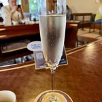 六盛　スフレ・カフェコーナー茶庭 - セットのスパークリングワイン