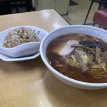 丸信中華そば - ラーメン700円　半チャーハン480円
