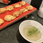 有馬十八番 - 片側が上がった板に乗っています　　　　　　　　　　透明感ある出汁　青ネギと三つ葉付