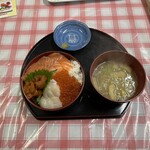 定食 めし屋 - サーモン･ホタテ･かに･いくら丼、うに追加